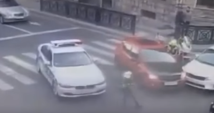 Sərxoş sürücü yol polisini vurub qaçdı - Anbaan Video Sərxoş sürücü yol polisini vurub qaçdı - Anbaan Video