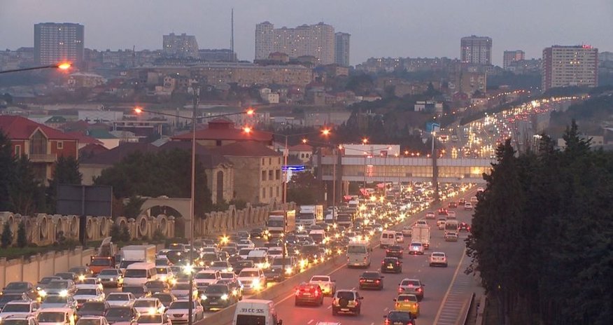 Bakı-Sumqayıt yolunda TIR aşıb Bakı-Sumqayıt yolunda TIR aşıb