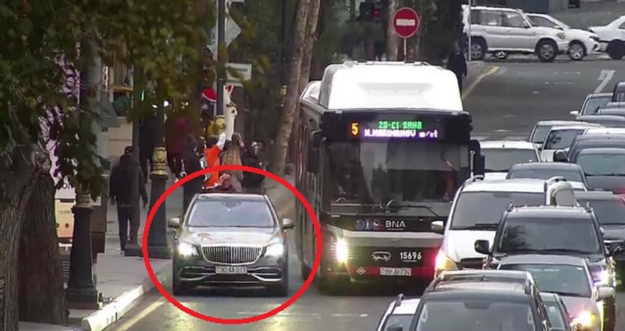 Qaydanı pozan “AA” seriyalı maşın müzakirələrə səbəb oldu - Foto+Video Qaydanı pozan “AA” seriyalı maşın müzakirələrə səbəb oldu - Foto+Video