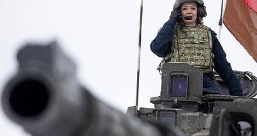 İngiltərəli qadın nazir tank sürdü İngiltərəli qadın nazir tank sürdü