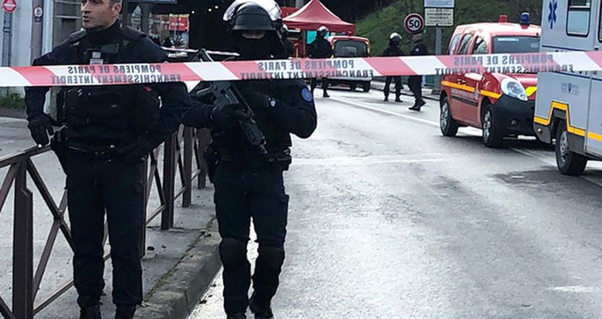 Parisdə silahlı şəxs qadınları girov götürdü Parisdə silahlı şəxs qadınları girov götürdü