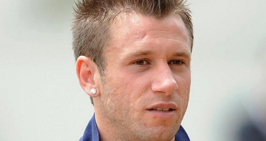 Koronavirusa yoluxan tanınmış futbolçu xəstəxanaya yerləşdirilib Koronavirusa yoluxan tanınmış futbolçu xəstəxanaya yerləşdirilib