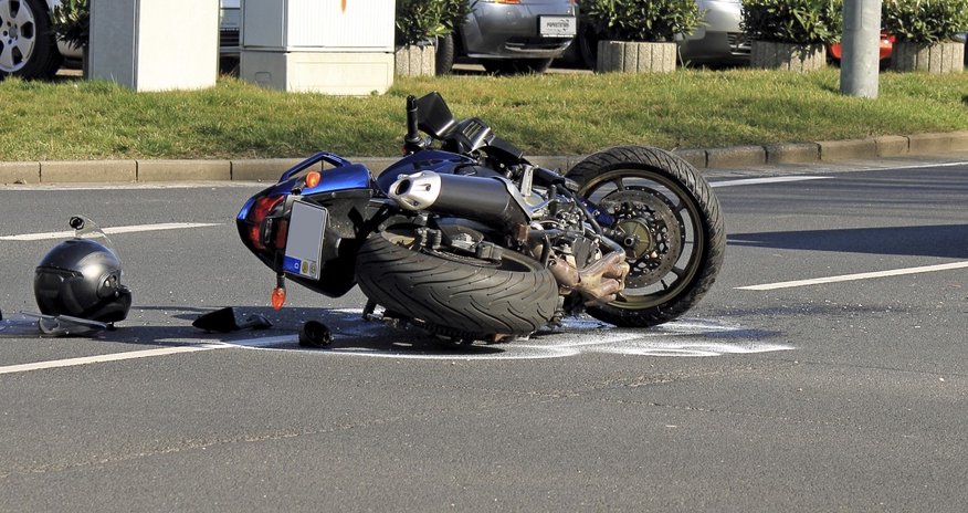 Bakıda qəza: Motosiklet avtomobillə toqquşdu Bakıda qəza: Motosiklet avtomobillə toqquşdu