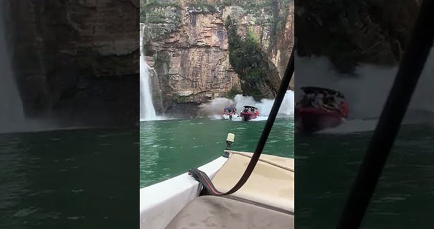 Turistlərin qayığı üzərinə qaya parçası düşdü, ölənlər var - Video Turistlərin qayığı üzərinə qaya parçası düşdü, ölənlər var - Video