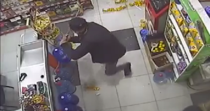 Keçmiş məhkum Neftçalada marketi dağıtdı - Video Keçmiş məhkum Neftçalada marketi dağıtdı - Video