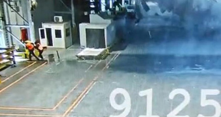 Aeroportda qara görə dam çökdü - Video Aeroportda qara görə dam çökdü - Video