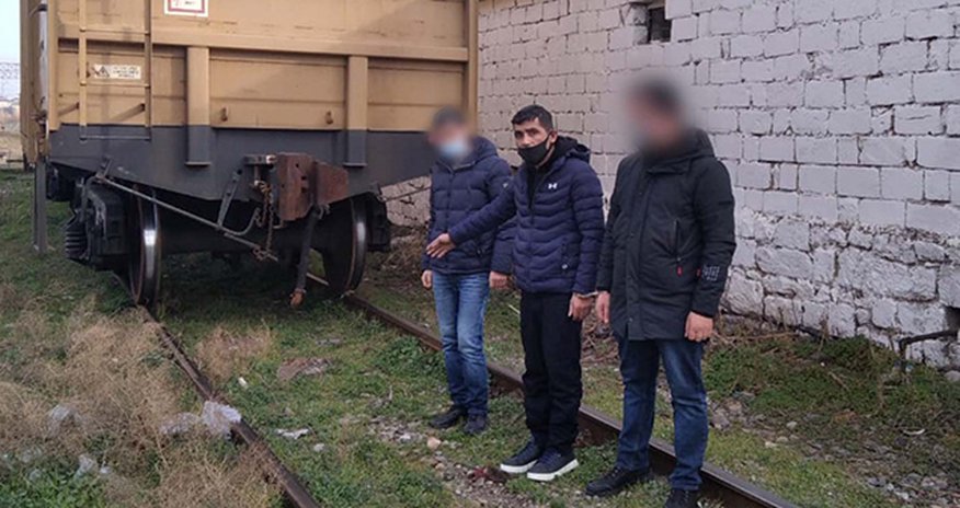 Ahıl kişini daş parçası ilə vurub pulunu aldı - VİDEO Ahıl kişini daş parçası ilə vurub pulunu aldı - VİDEO