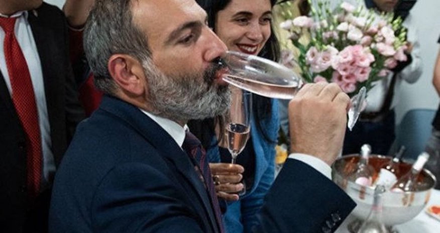 Paşinyan içib, Putini təhqir etdi Paşinyan içib, Putini təhqir etdi