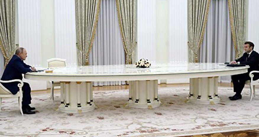 Makron Putin ilə məsafə saxlamaq üçün uzun masanı seçib Makron Putin ilə məsafə saxlamaq üçün uzun masanı seçib