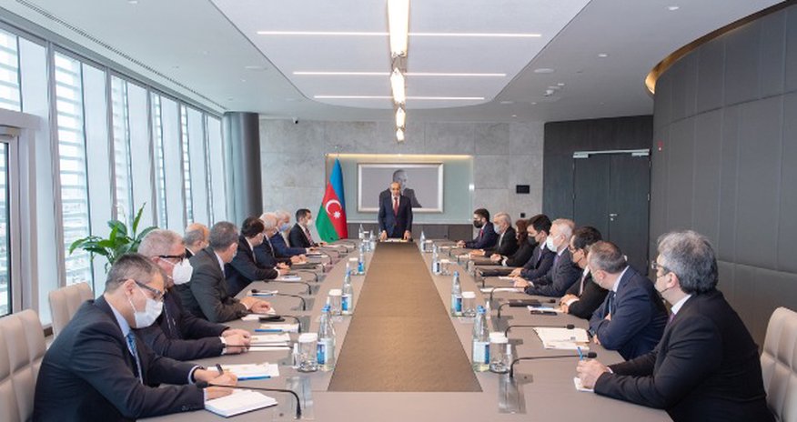Rövnəq Abdullayev kollektivə təqdim olundu Rövnəq Abdullayev kollektivə təqdim olundu