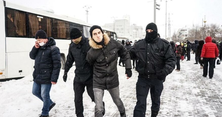 Rusiyada "müharibəyə yox" deyən 4600 nəfər saxlanılıb Rusiyada "müharibəyə yox" deyən 4600 nəfər saxlanılıb