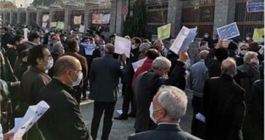 Təbrizdə təqaüdçülər etiraz edir Təbrizdə təqaüdçülər etiraz edir