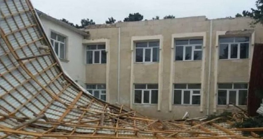 Xırdalanda məktəbin uçan damının təmirinə başlanılıb Xırdalanda məktəbin uçan damının təmirinə başlanılıb