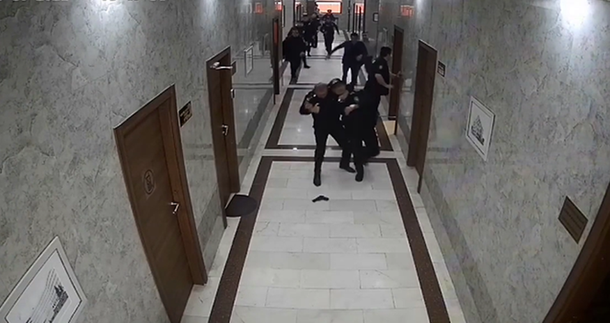 Polis şöbədə arvadını öldürdükdən sonra belə saxlanılıb - Video Polis şöbədə arvadını öldürdükdən sonra belə saxlanılıb - Video
