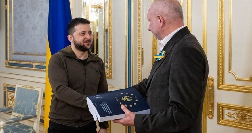 Зеленский передал ЕС анкету на вступление Украины в союз Зеленский передал ЕС анкету на вступление Украины в союз