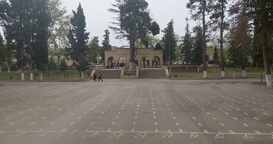 Sinif yoldaşını bıçaqlayan qız məktəbə gəlib - Valideynlər narazıdır Sinif yoldaşını bıçaqlayan qız məktəbə gəlib - Valideynlər narazıdır