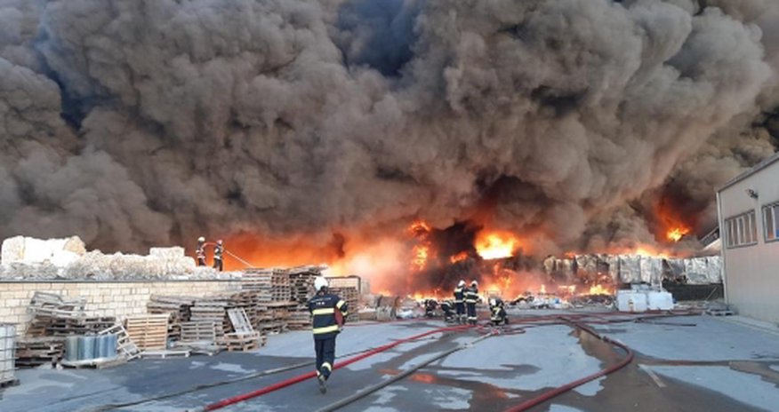 Крупный пожар в промпарке «Азерсун» тушат с вертолетов МЧС Крупный пожар в промпарке «Азерсун» тушат с вертолетов МЧС