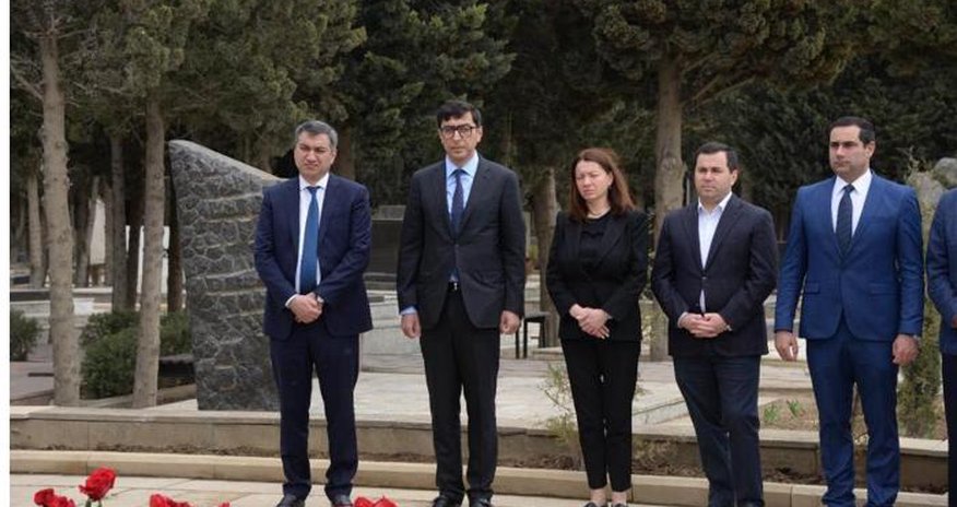Fərid Qayıbov Azad Rəhimovun məzarını ziyarət edib Fərid Qayıbov Azad Rəhimovun məzarını ziyarət edib