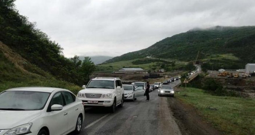 Ağsu aşırımında qəza baş verib, tıxac var - FOTO Ağsu aşırımında qəza baş verib, tıxac var - FOTO