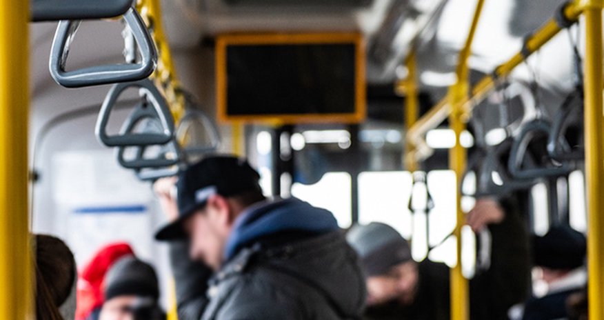 Bakıda avtobuslarda qızları bıçaqla hədələyən manyak tutuldu Bakıda avtobuslarda qızları bıçaqla hədələyən manyak tutuldu