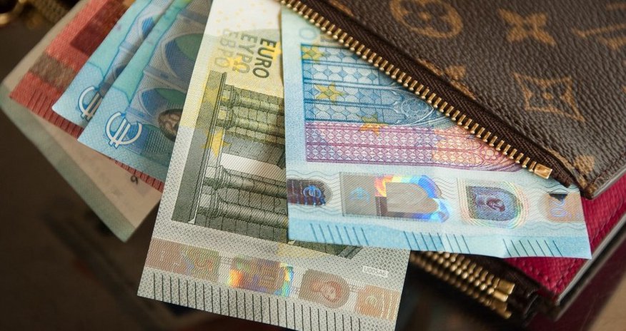 Manat avroya qarşı bahalaşıb, rubla qarşı isə ucuzlaşıb Manat avroya qarşı bahalaşıb, rubla qarşı isə ucuzlaşıb