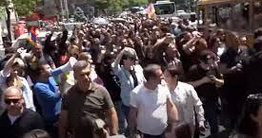 Yerevanda müxalifət metronun işini iflic edib, 200-dən çox adam saxlanılıb Yerevanda müxalifət metronun işini iflic edib, 200-dən çox adam saxlanılıb