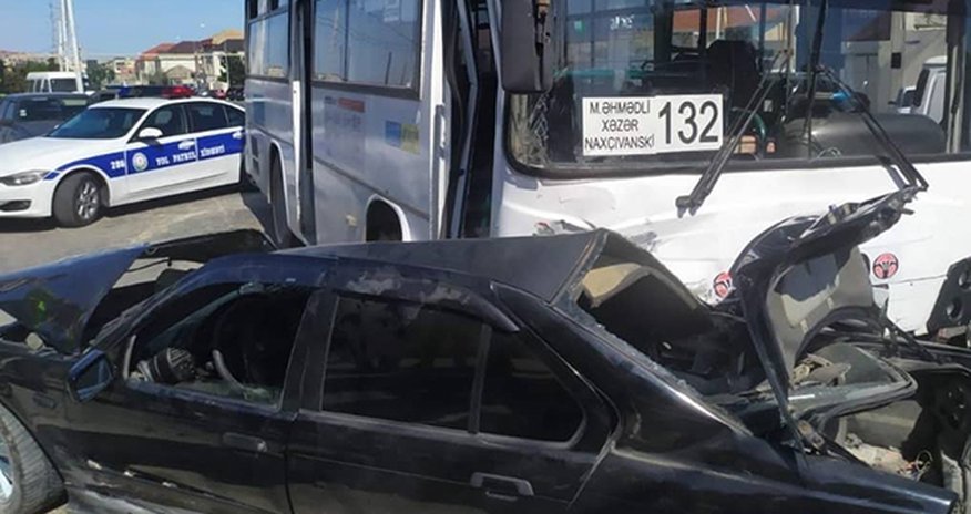 Sərnişin avtobusu minik maşını ilə toqquşdu - Xəsarət alanlar var Sərnişin avtobusu minik maşını ilə toqquşdu - Xəsarət alanlar var