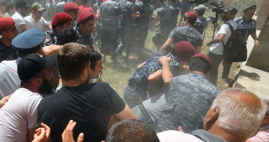 Ermənistanda etiraz aksiyalarında zorakılıq halları artıb Ermənistanda etiraz aksiyalarında zorakılıq halları artıb