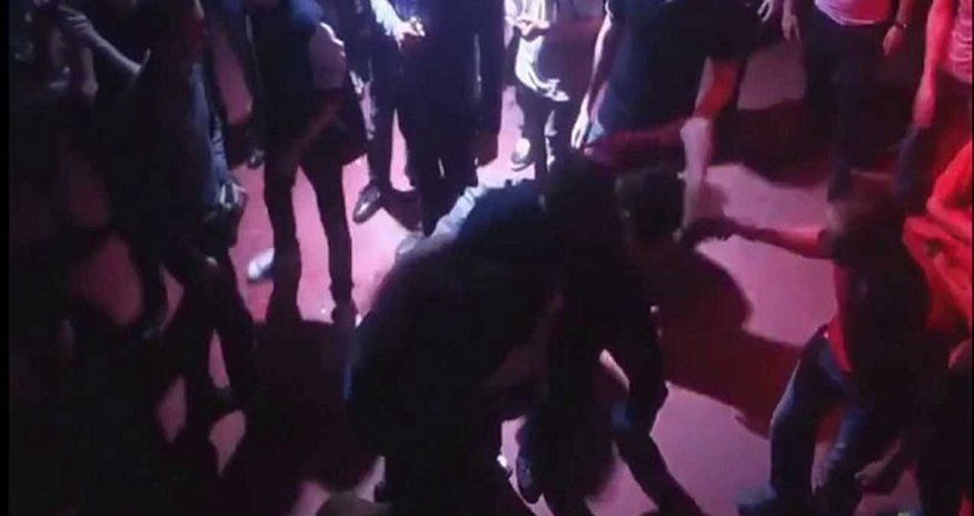 Toyda məhkəmə katibini döyən polis işdən çıxarıldı Toyda məhkəmə katibini döyən polis işdən çıxarıldı