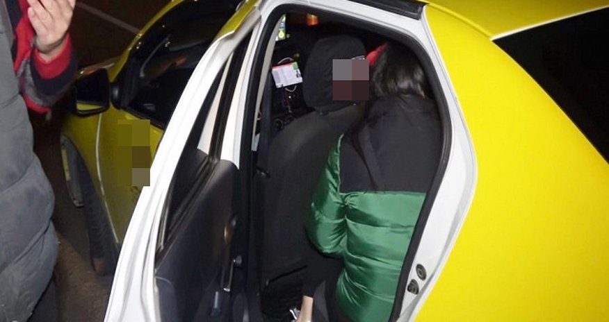 Qadınla 2 körpəsini taksidən zorla düşürən sürücü həbs edildi Qadınla 2 körpəsini taksidən zorla düşürən sürücü həbs edildi