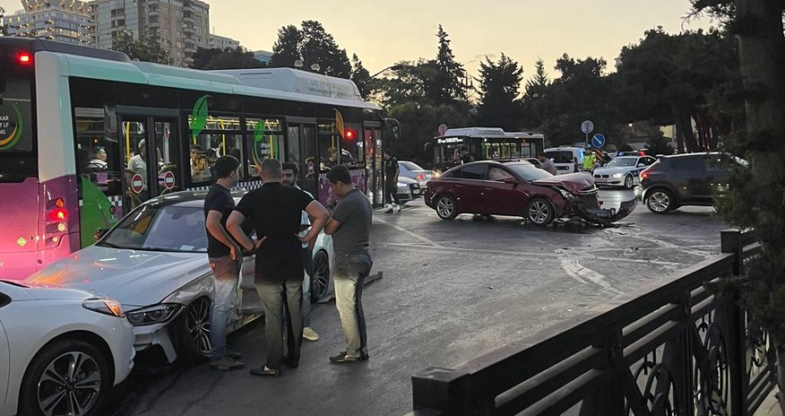 Bakıda zəncirvari qəza - Xəsarət alan var Bakıda zəncirvari qəza - Xəsarət alan var