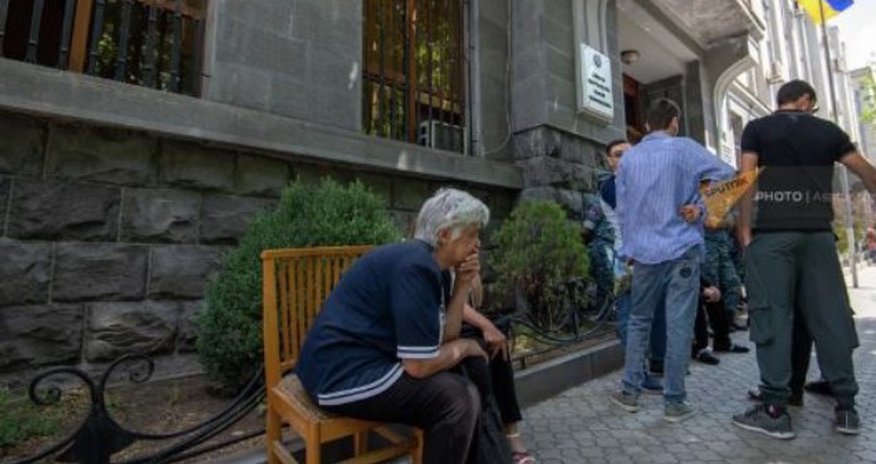 Ölən erməni hərbçilərin ailələri yenidən aksiya keçirir Ölən erməni hərbçilərin ailələri yenidən aksiya keçirir
