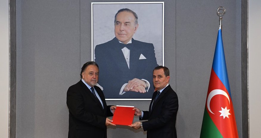 Ceyhun Bayramov Çexiya səfirinin etimadnaməsini qəbul edib Ceyhun Bayramov Çexiya səfirinin etimadnaməsini qəbul edib