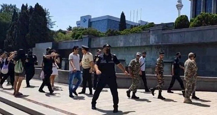 Müharibə iştirakçıları Milli Məclisin qarşısında aksiya keçirib - Video Müharibə iştirakçıları Milli Məclisin qarşısında aksiya keçirib - Video