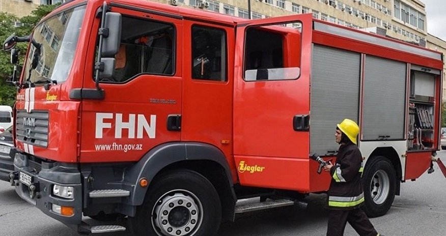 В Баку в жилом доме начался пожар В Баку в жилом доме начался пожар