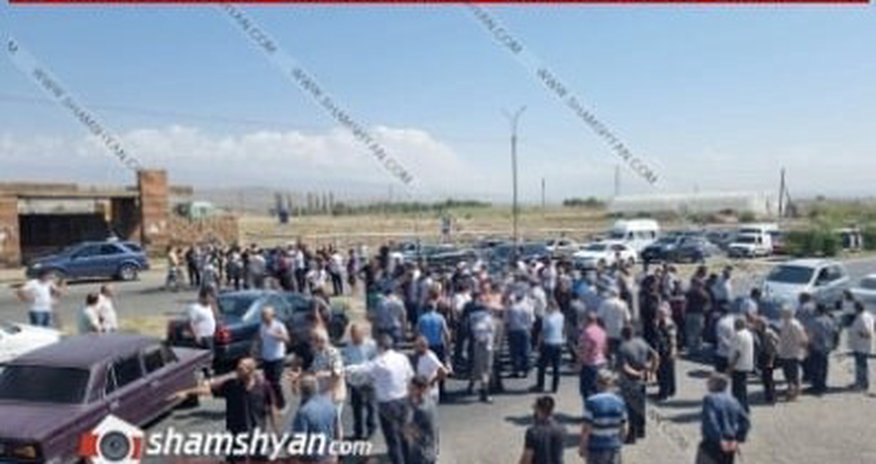 Ermənistanda yolun bağlanılmasına əhali etiraz etdi Ermənistanda yolun bağlanılmasına əhali etiraz etdi