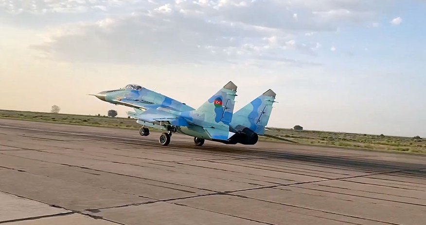 Döyüş təyyarələri və helikopterlər havaya qaldırıldı - VİDEO Döyüş təyyarələri və helikopterlər havaya qaldırıldı - VİDEO