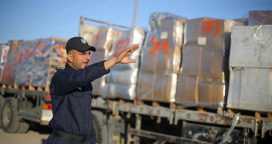 Israel opens Gaza border to let in humanitarian aid Israel opens Gaza border to let in humanitarian aid