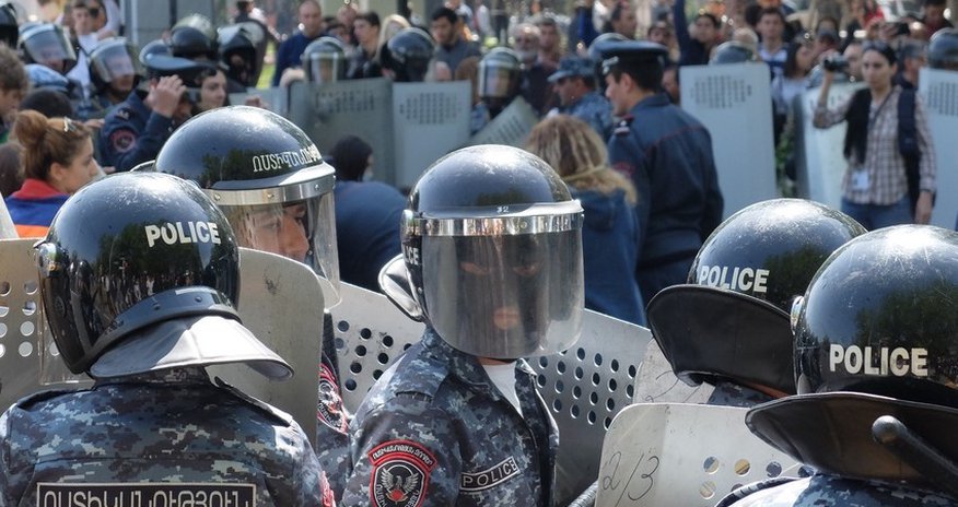 Перед зданием Минобороны Армении проходит акция протеста Перед зданием Минобороны Армении проходит акция протеста