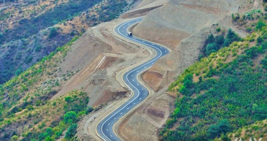 Laçın şəhərindən yan keçən yeni yolun tikintisi yekunlaşdı Laçın şəhərindən yan keçən yeni yolun tikintisi yekunlaşdı