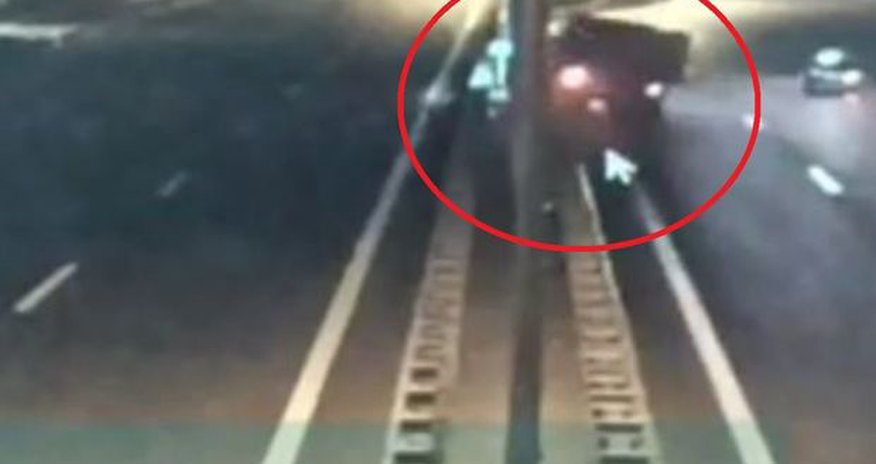 Sükan arxasında yatan sürücü Bakıda qəza törətdi - VİDEO Sükan arxasında yatan sürücü Bakıda qəza törətdi - VİDEO