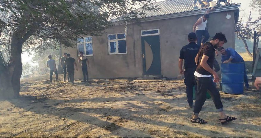 Şabranda meşə yanğını evə keçib, 3 ev yanır Şabranda meşə yanğını evə keçib, 3 ev yanır