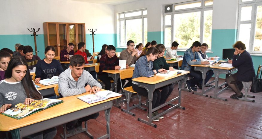 Ermənistanda uşaqlara Azərbaycan dili öyrədilir Ermənistanda uşaqlara Azərbaycan dili öyrədilir