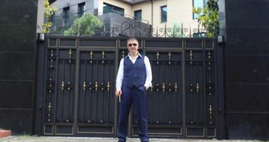 Sedat Pekerin evinə silahlı hücum olub Sedat Pekerin evinə silahlı hücum olub