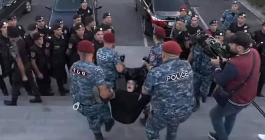 Ermənistanda polis ölən əsgərlərin yaxınlarına zor tətbiq etdi Ermənistanda polis ölən əsgərlərin yaxınlarına zor tətbiq etdi
