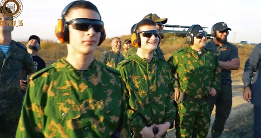Kadırov yetkinlik yaşına çatmayan oğullarını müharibəyə göndərir - Video Kadırov yetkinlik yaşına çatmayan oğullarını müharibəyə göndərir - Video