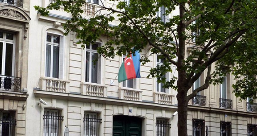 Bir qrup radikal erməni Fransadakı səfirliyimizə qırmızı rəngli boya atıb Bir qrup radikal erməni Fransadakı səfirliyimizə qırmızı rəngli boya atıb