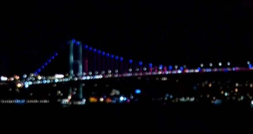 İstanbul körpüləri Azərbaycan bayrağına büründü İstanbul körpüləri Azərbaycan bayrağına büründü