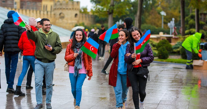 Жителям столицы были вручены флаги по случаю Дня Победы и Флага Жителям столицы были вручены флаги по случаю Дня Победы и Флага
