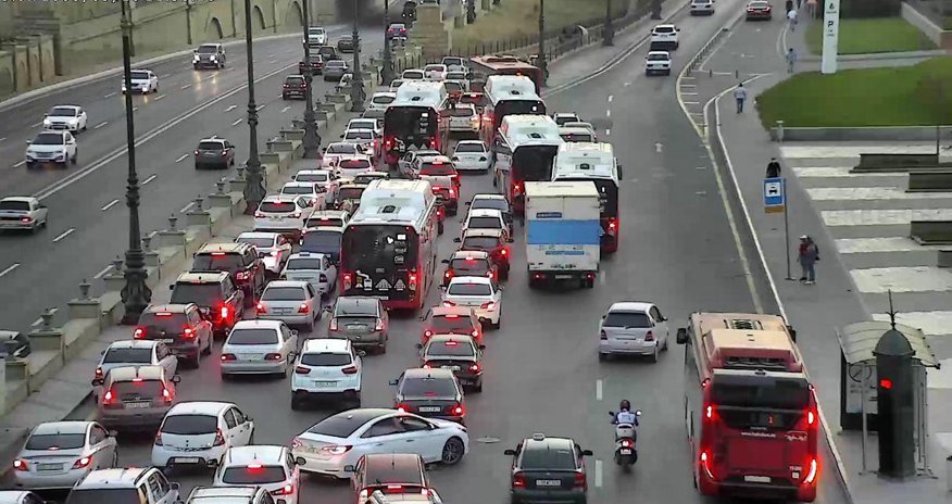 Avtobuslar tıxacda qaldı Avtobuslar tıxacda qaldı